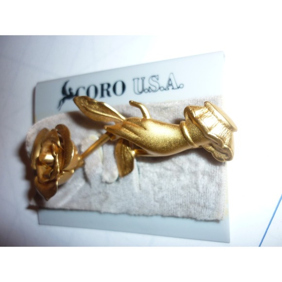 Vintage New Coro USA Gold Tone Victorian Hand Holding Rose Brooch Pin 2.75" - Picture 6 of 7